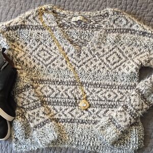 Abercrombie & Fitch Gray V-Neck Sweater with Cozy Knit and Geometric Patterns